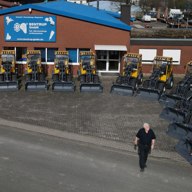 15 Eurotrac W12 S